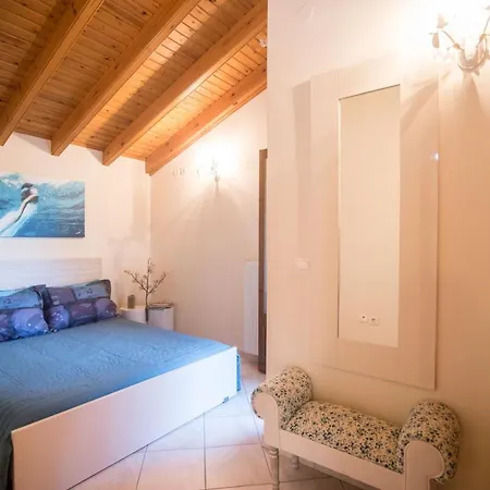 Marigianna's Luxury Loft - By Escapes Apartment